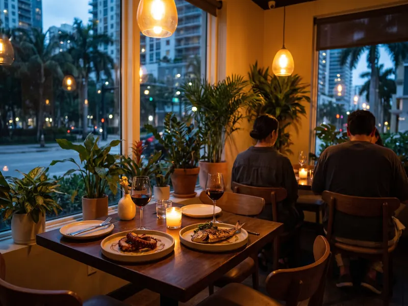 Mesa para dos en un restaurante iluminado al atardecer