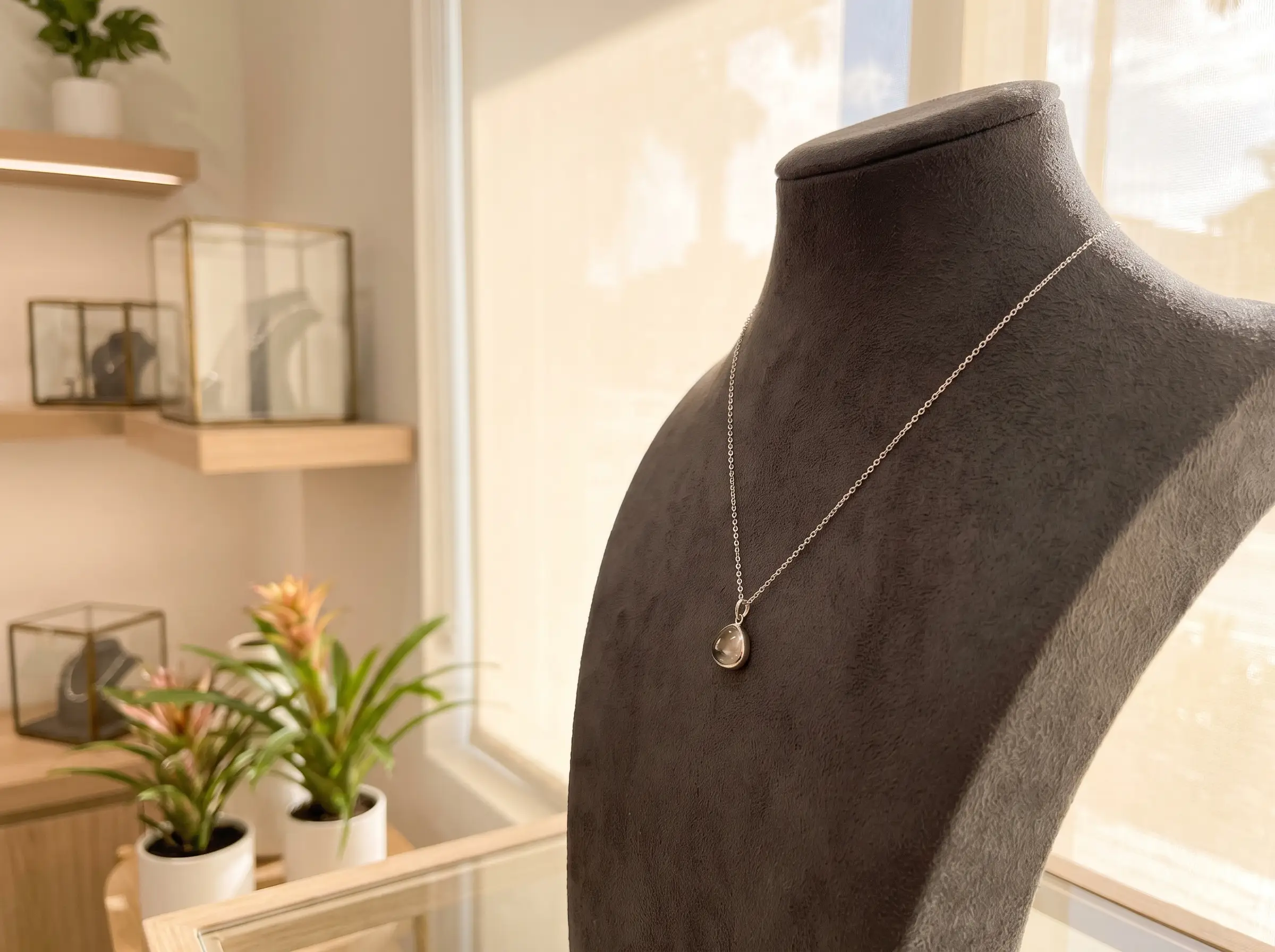 Collar de plata en una joyería